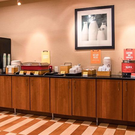 Hampton Inn Gloucester Buitenkant foto