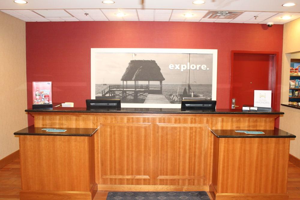 Hampton Inn Gloucester Buitenkant foto