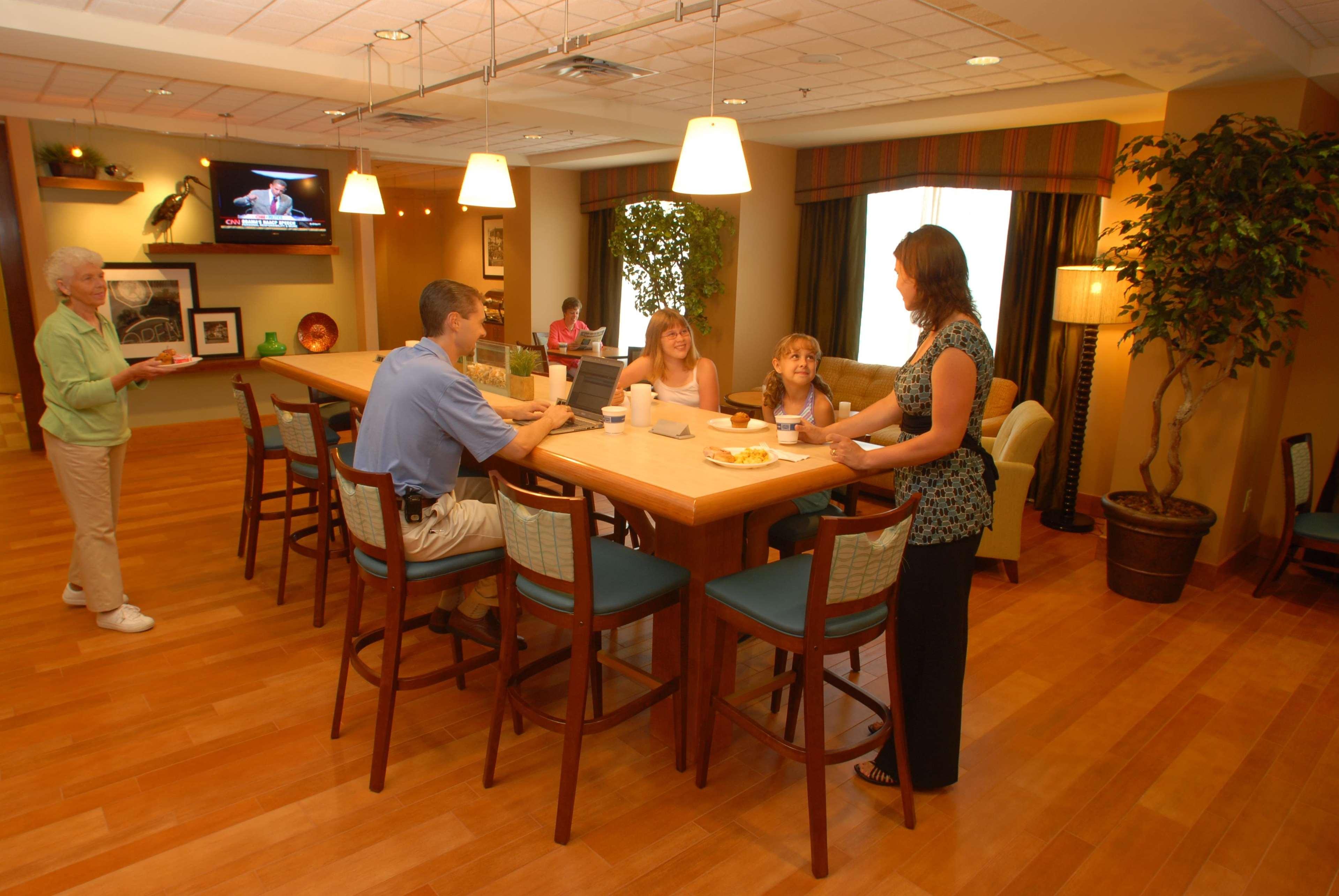 Hampton Inn Gloucester Buitenkant foto