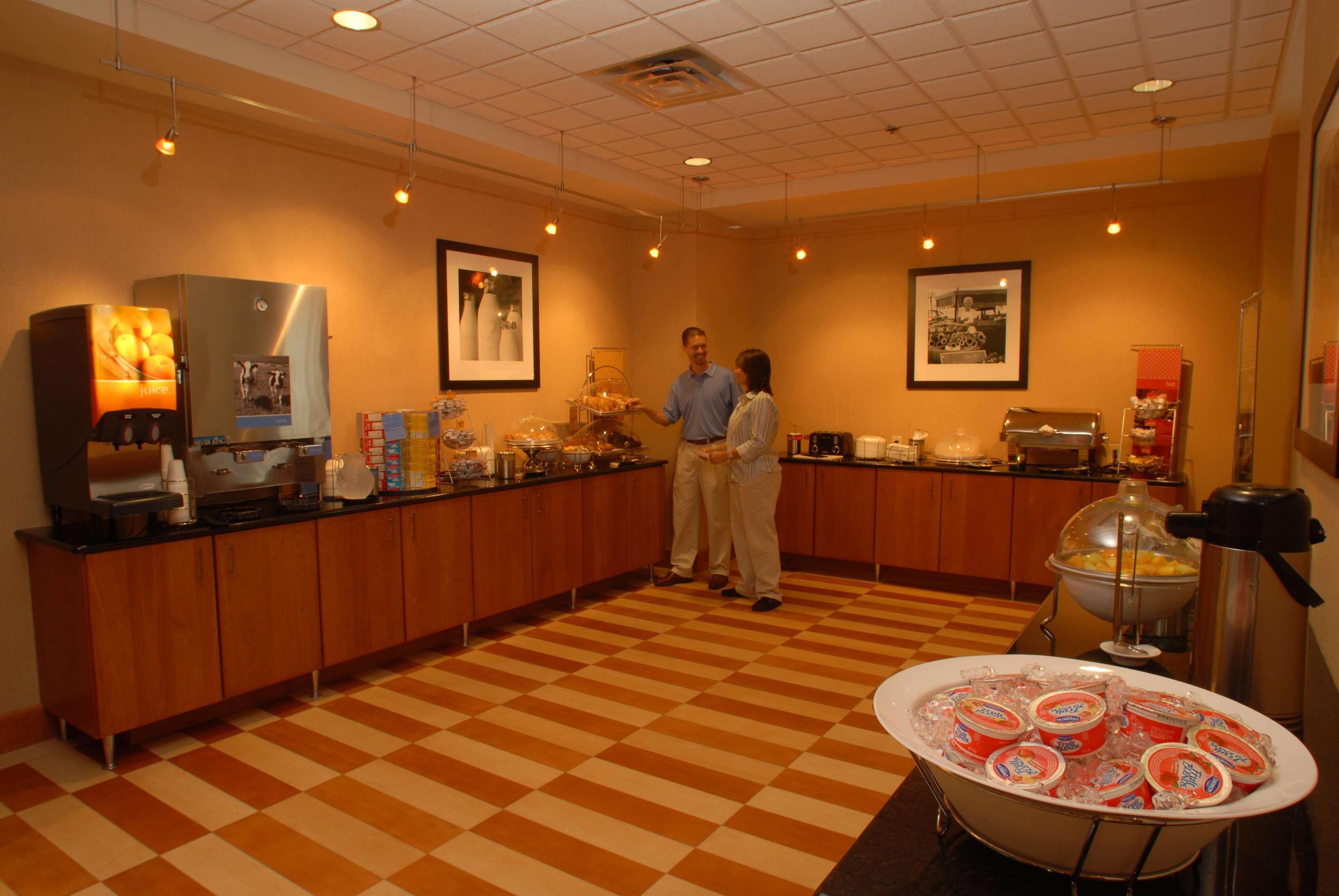 Hampton Inn Gloucester Buitenkant foto