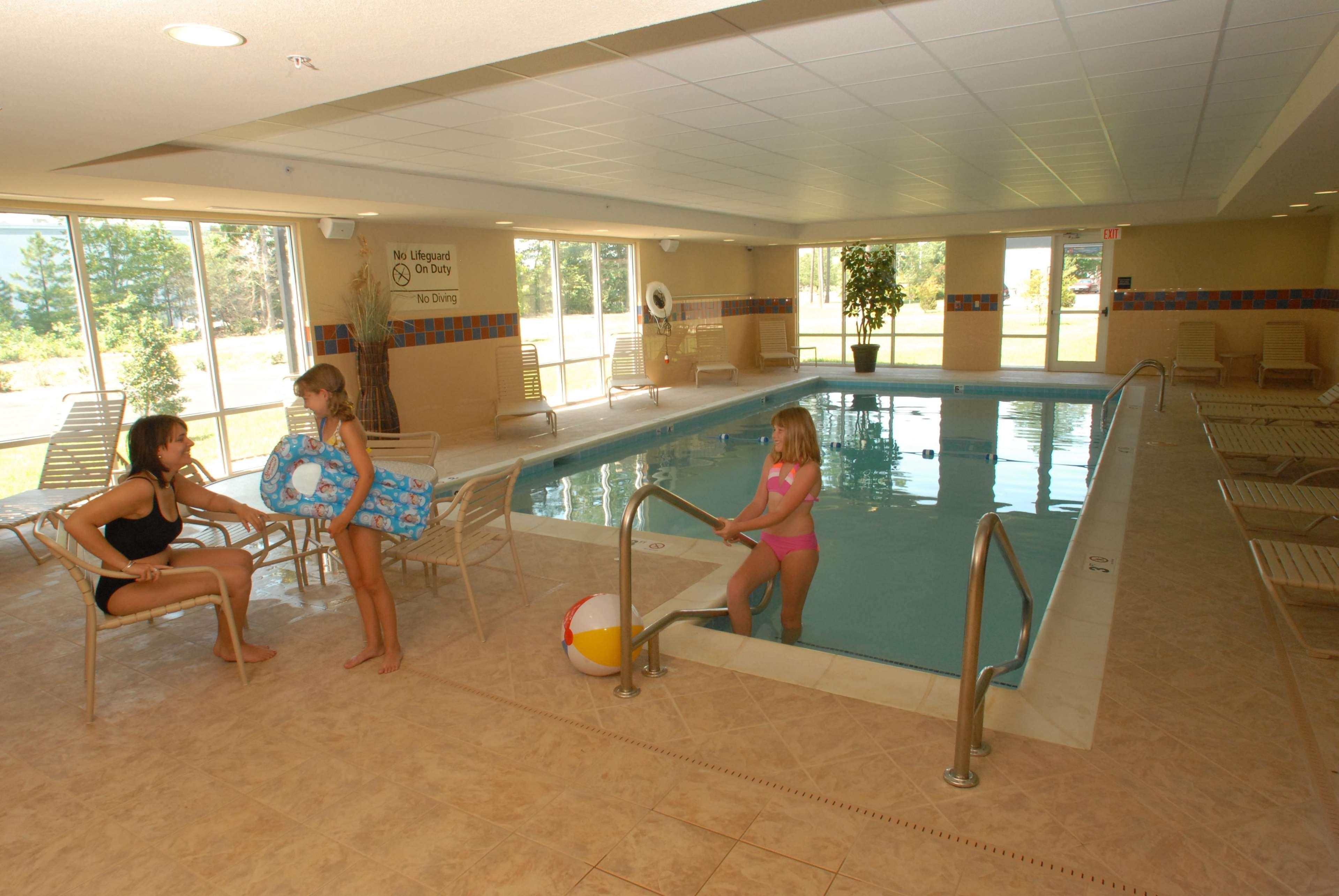 Hampton Inn Gloucester Buitenkant foto