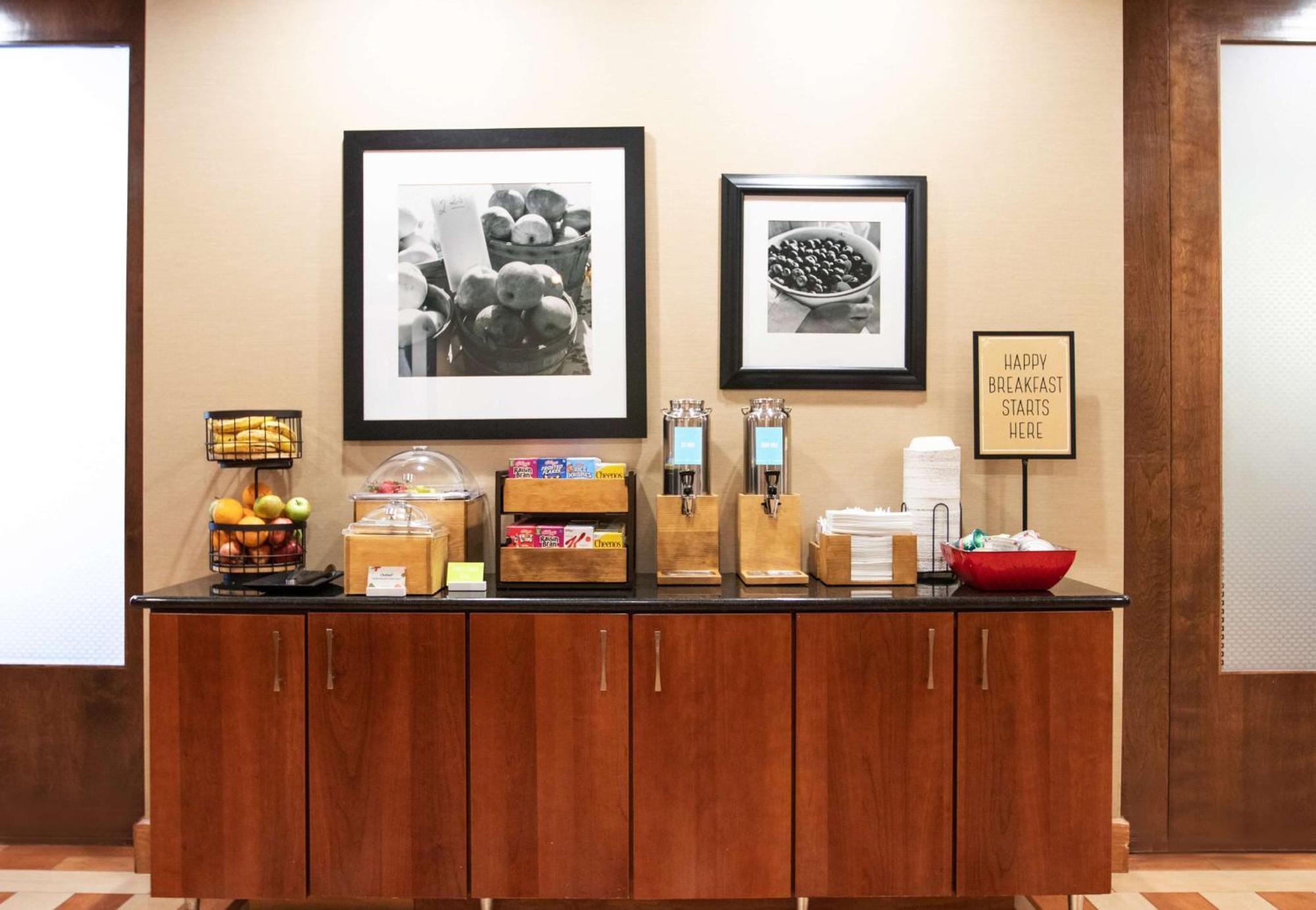 Hampton Inn Gloucester Buitenkant foto