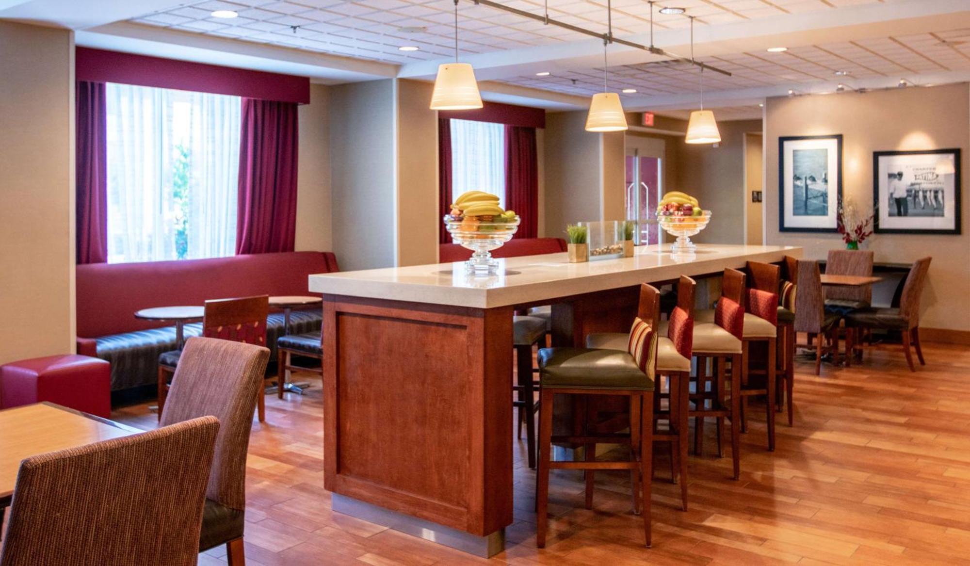Hampton Inn Gloucester Buitenkant foto