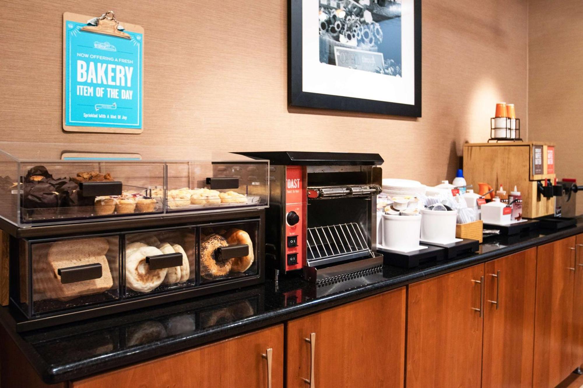 Hampton Inn Gloucester Buitenkant foto