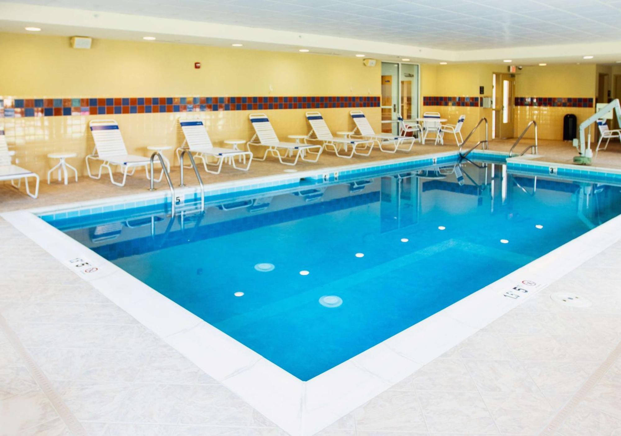 Hampton Inn Gloucester Buitenkant foto