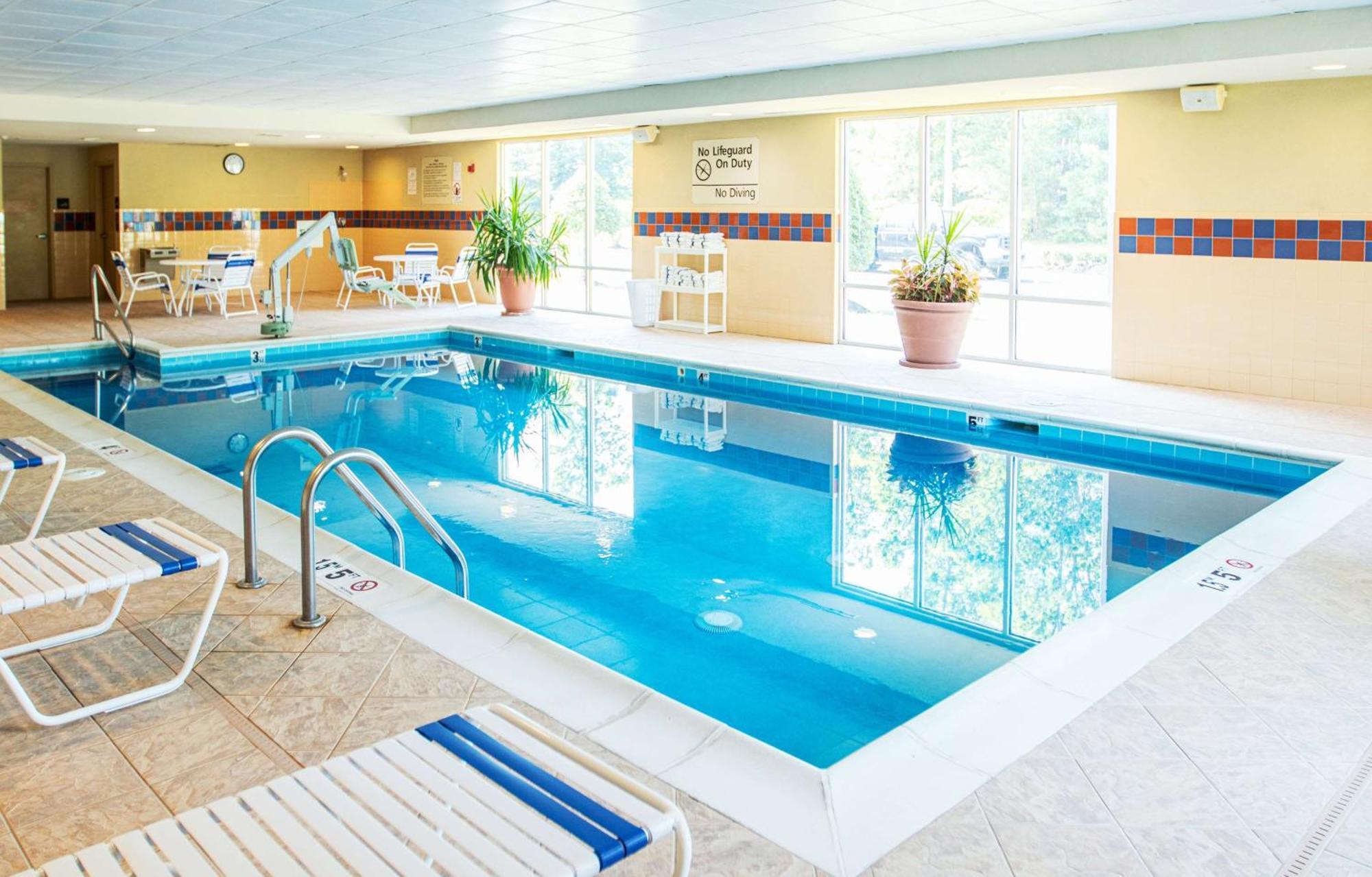Hampton Inn Gloucester Buitenkant foto